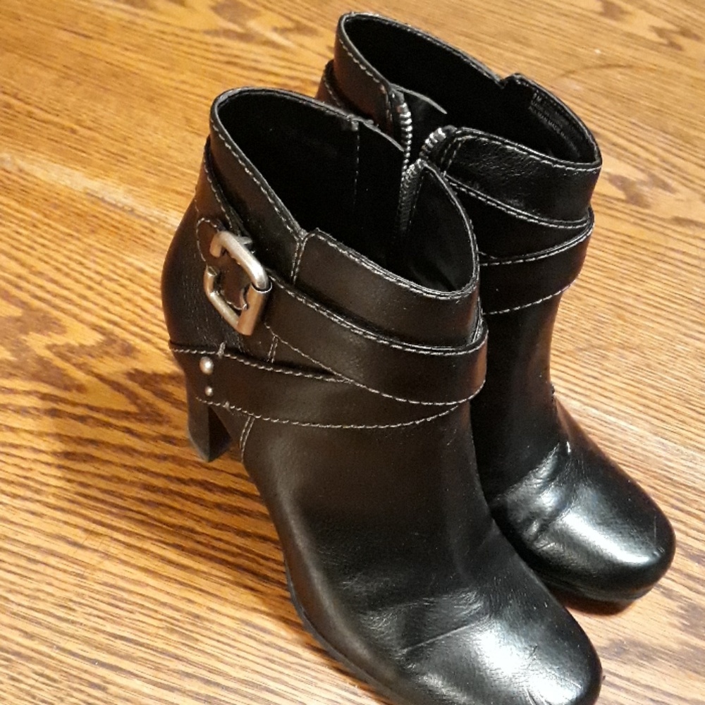 Black heel boots